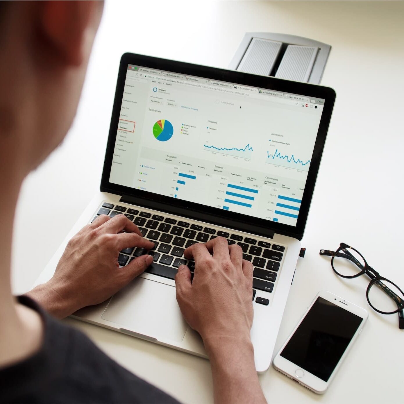 marketer-on-computer marketer-on-computer